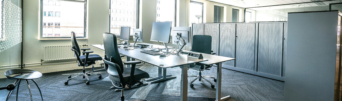 Modernes Büro weiträumiges Büro mit Computern, grosse, helle Fenster