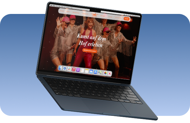 Mock-Up Wittkiel-Events Laptop mit Wittkiel-Events Website geöffnet, Hintergrund blauer Farbverlauf