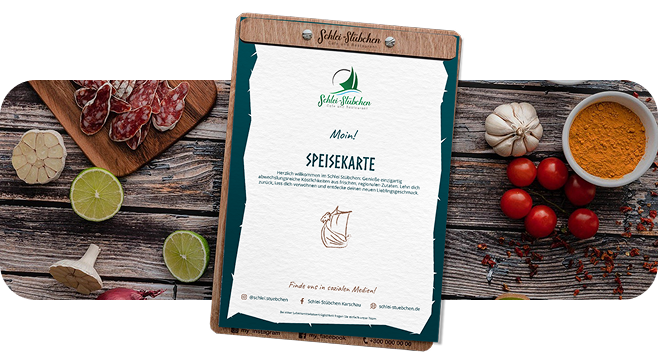 Speisekarte Schlei-Stübchen Speisekarte Schlei-Stübchen, Hintergrund Holzfläche mit Früchten, Gewürzen und Salami
