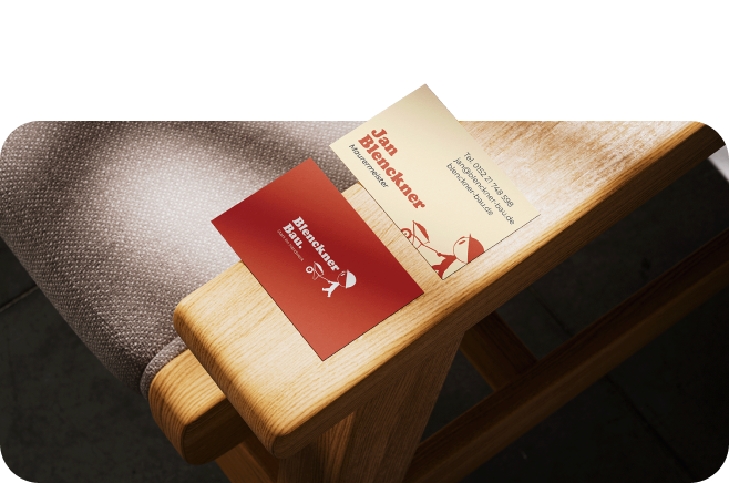 Visitenkarten Bauunternehmen freigestellt Visitenkarten Vorder und Rückseite von Blenckner Bau. Liegen auf Stuhllehne. Obere Karte teilweise freigestellt