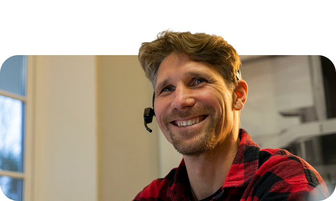 IT Projektleitung Projektleiter mit Headset am Arbeitsplatz