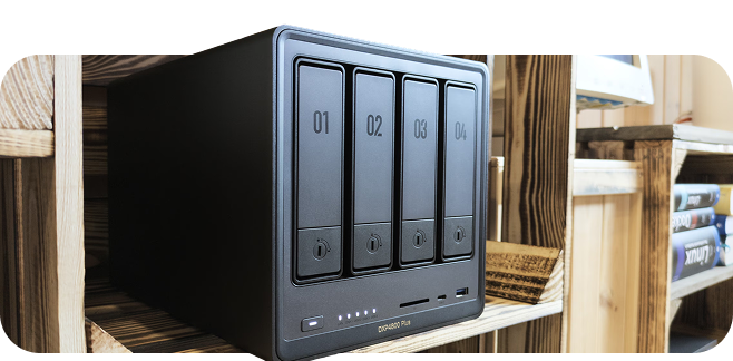 Eingerichtete Geräte glänzend dunkelgraue NAS in Regal