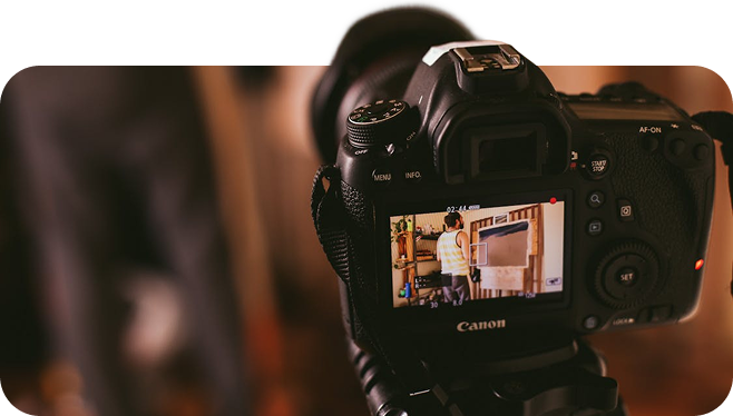 Profesionelle Kamera Digitalkamera vor unscharfem Hintergrund, Bildschirm zeigt Mann vor Schuhregal