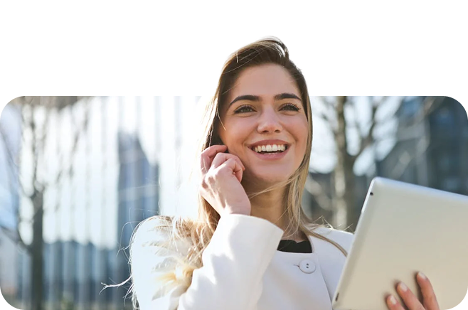 Glückliche Auftraggeberin Lächelnde Frau mit Laptop, Kopf teilweise freigestellt