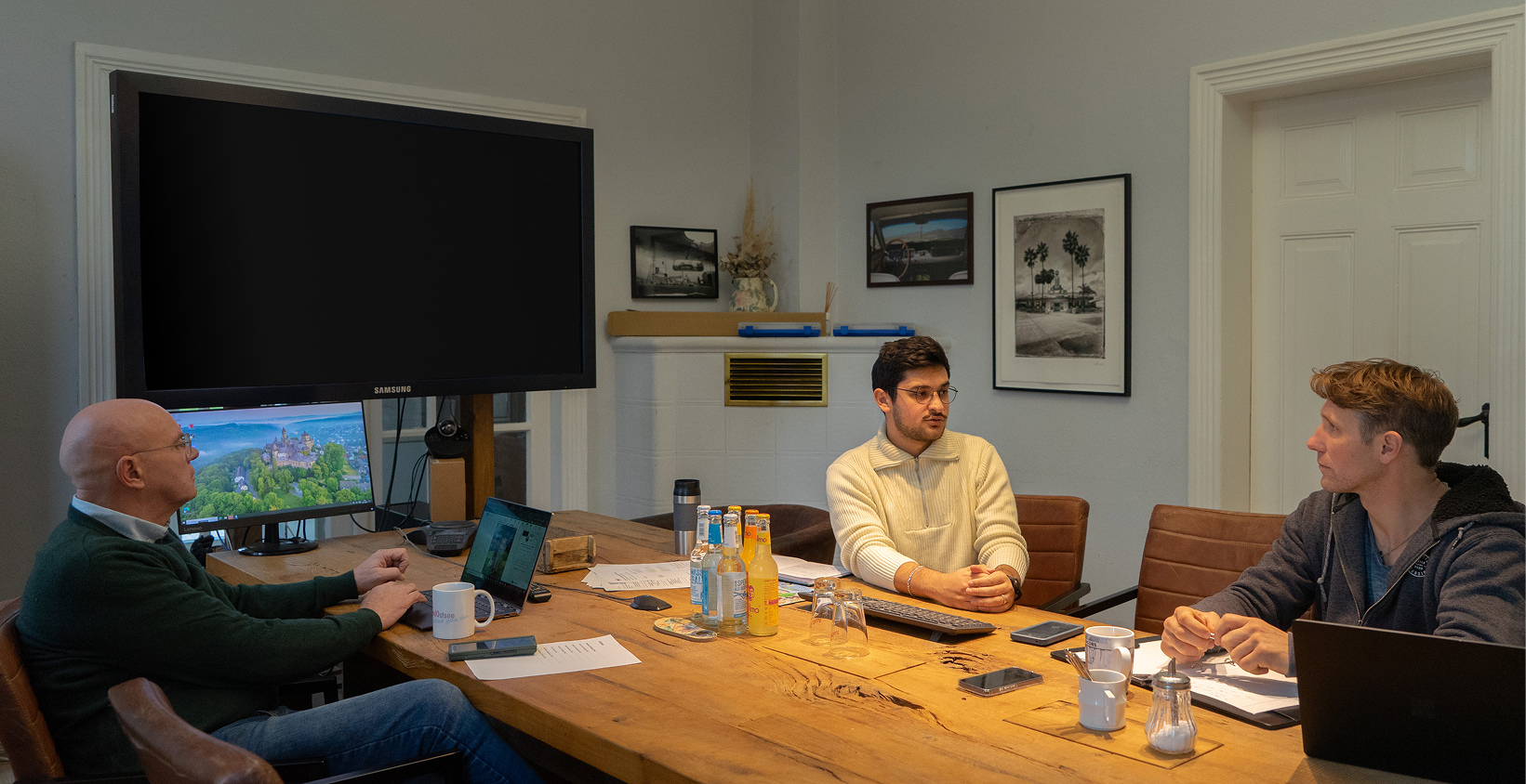 Teammeating Wittkiel Gruppe Team Wittkiel-Gruppe im Meetingraum mit großen Bildschirm